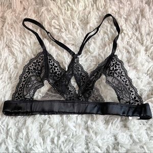 🆕Livy black lace nude satin bra size small‎ black crystals